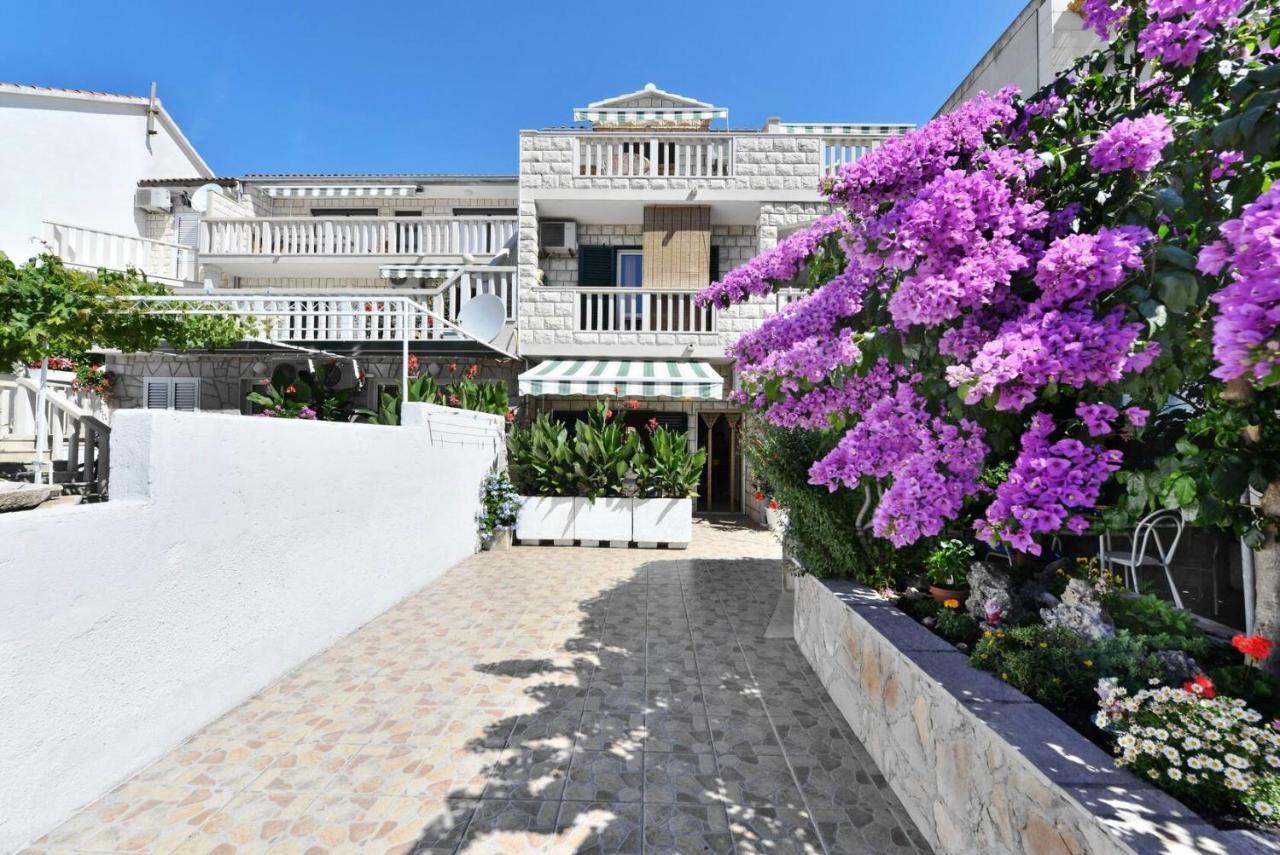 Villa Senjkovic - Apartments With Balcony And Sea View Bol Esterno foto