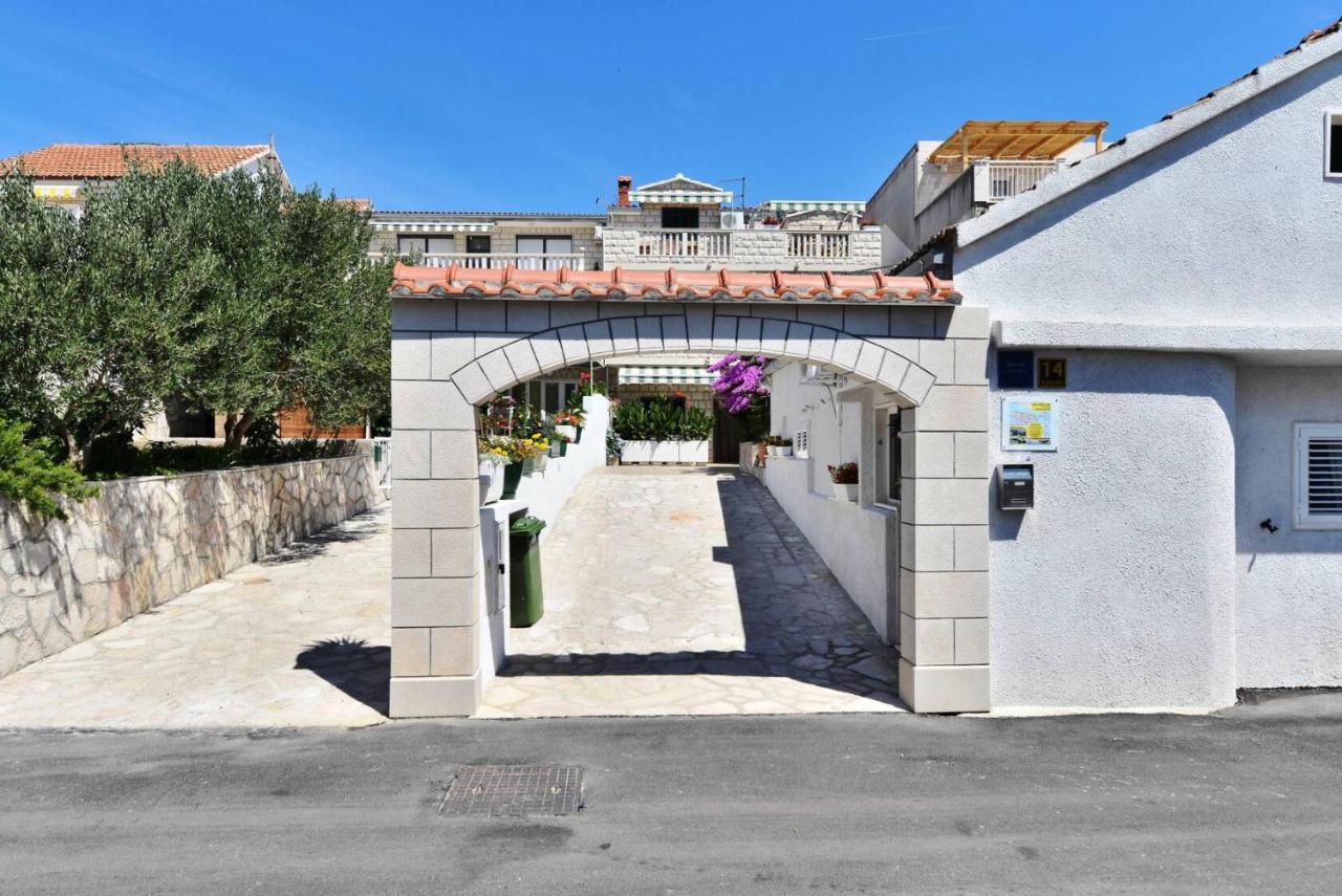 Villa Senjkovic - Apartments With Balcony And Sea View Bol Esterno foto