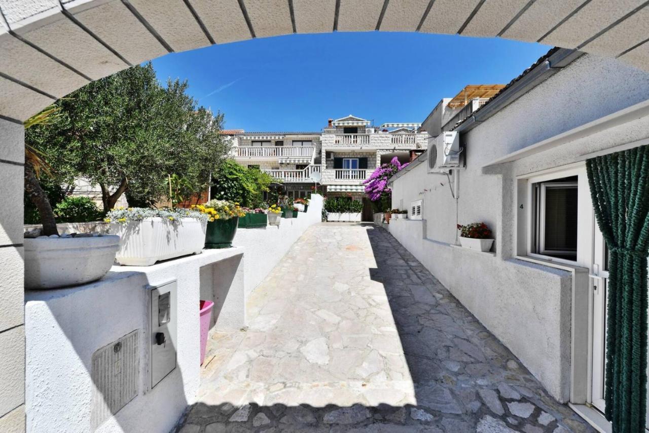 Villa Senjkovic - Apartments With Balcony And Sea View Bol Esterno foto