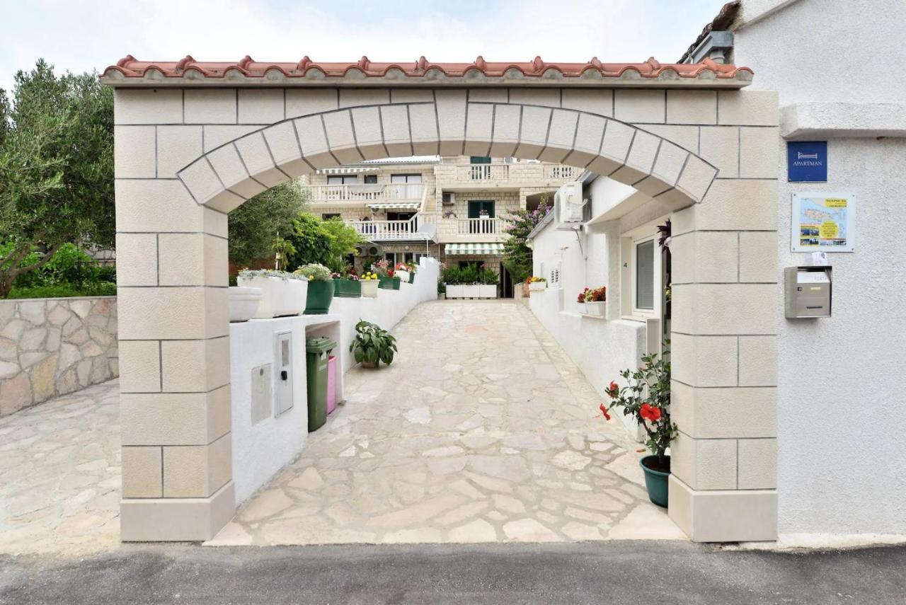 Villa Senjkovic - Apartments With Balcony And Sea View Bol Esterno foto