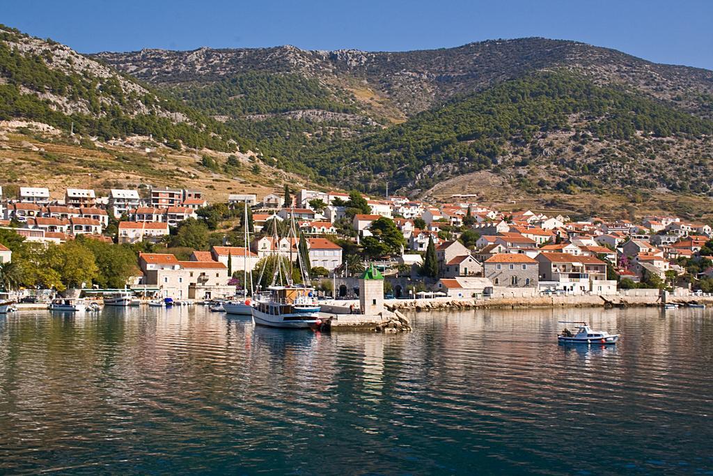 Villa Senjkovic - Apartments With Balcony And Sea View Bol Esterno foto