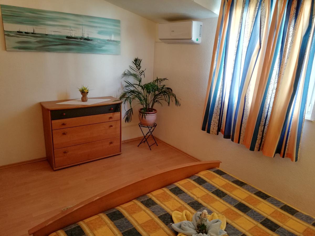 Villa Senjkovic - Apartments With Balcony And Sea View Bol Esterno foto